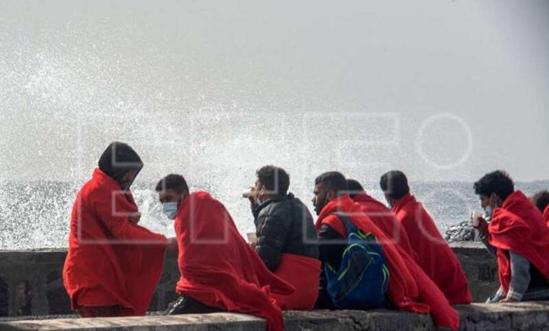 Imagen de archivo de un grupo de inmigrantes rescatados por Salvamento Marítimo en Lanzarote. EFE/Javier Fuentes.